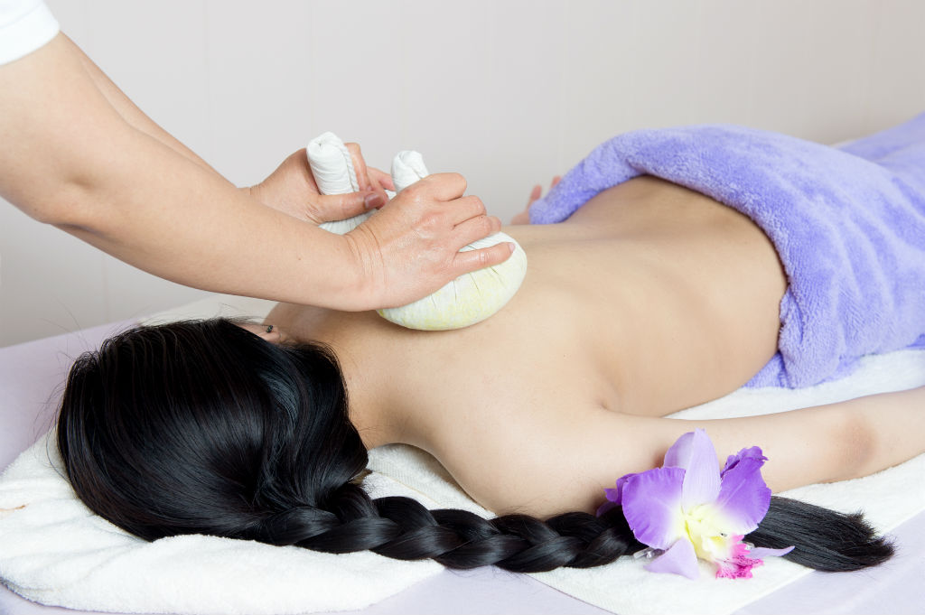 Kräuterkompresse-Massage